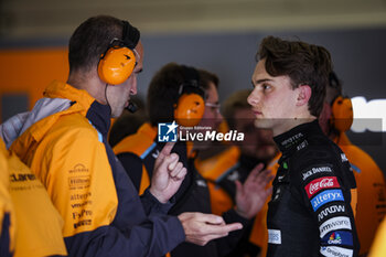 2024-07-05 - PIASTRI Oscar (aus), McLaren F1 Team MCL38, portrait during the Formula 1 Qatar Airways British Grand Prix 2024, 12th round of the 2024 Formula One World Championship from July 5 to 7, 2024 on the Silverstone Circuit, in Silverstone, United Kingdom - F1 - BRITISH GRAND PRIX 2024 - FORMULA 1 - MOTORS