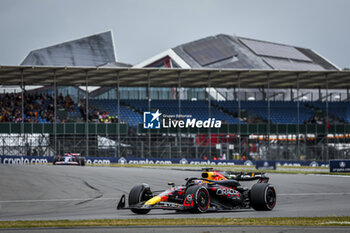 2024-07-05 - 01 VERSTAPPEN Max (nld), Red Bull Racing RB20, action during the Formula 1 Qatar Airways British Grand Prix 2024, 12th round of the 2024 Formula One World Championship from July 5 to 7, 2024 on the Silverstone Circuit, in Silverstone, United Kingdom - F1 - BRITISH GRAND PRIX 2024 - FORMULA 1 - MOTORS