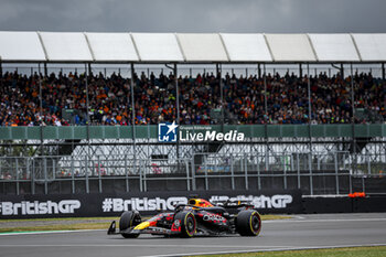 2024-07-05 - 01 VERSTAPPEN Max (nld), Red Bull Racing RB20, action during the Formula 1 Qatar Airways British Grand Prix 2024, 12th round of the 2024 Formula One World Championship from July 5 to 7, 2024 on the Silverstone Circuit, in Silverstone, United Kingdom - F1 - BRITISH GRAND PRIX 2024 - FORMULA 1 - MOTORS