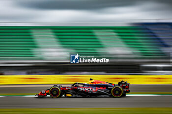 2024-07-05 - 01 VERSTAPPEN Max (nld), Red Bull Racing RB20, action during the Formula 1 Qatar Airways British Grand Prix 2024, 12th round of the 2024 Formula One World Championship from July 5 to 7, 2024 on the Silverstone Circuit, in Silverstone, United Kingdom - F1 - BRITISH GRAND PRIX 2024 - FORMULA 1 - MOTORS