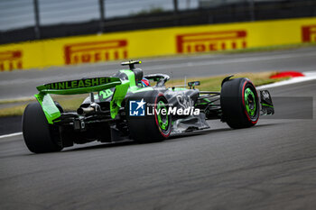 2024-07-05 - 24 ZHOU Guanyu (chi), Stake F1 Team Kick Sauber C44, action during the Formula 1 Qatar Airways British Grand Prix 2024, 12th round of the 2024 Formula One World Championship from July 5 to 7, 2024 on the Silverstone Circuit, in Silverstone, United Kingdom - F1 - BRITISH GRAND PRIX 2024 - FORMULA 1 - MOTORS