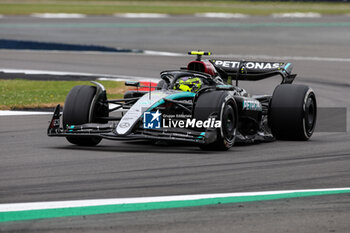 2024-07-05 - 44 HAMILTON Lewis (gbr), Mercedes AMG F1 Team W15, action during the Formula 1 Qatar Airways British Grand Prix 2024, 12th round of the 2024 Formula One World Championship from July 5 to 7, 2024 on the Silverstone Circuit, in Silverstone, United Kingdom - F1 - BRITISH GRAND PRIX 2024 - FORMULA 1 - MOTORS