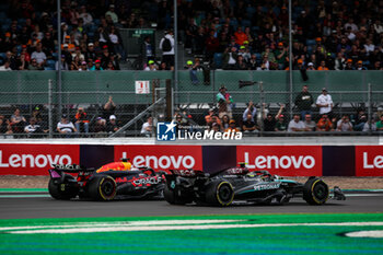 2024-07-05 - 01 VERSTAPPEN Max (nld), Red Bull Racing RB20, action 44 HAMILTON Lewis (gbr), Mercedes AMG F1 Team W15, action during the Formula 1 Qatar Airways British Grand Prix 2024, 12th round of the 2024 Formula One World Championship from July 5 to 7, 2024 on the Silverstone Circuit, in Silverstone, United Kingdom - F1 - BRITISH GRAND PRIX 2024 - FORMULA 1 - MOTORS