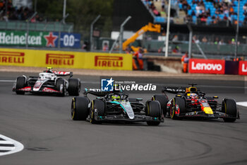 2024-07-05 - 44 HAMILTON Lewis (gbr), Mercedes AMG F1 Team W15, action 01 VERSTAPPEN Max (nld), Red Bull Racing RB20, action during the Formula 1 Qatar Airways British Grand Prix 2024, 12th round of the 2024 Formula One World Championship from July 5 to 7, 2024 on the Silverstone Circuit, in Silverstone, United Kingdom - F1 - BRITISH GRAND PRIX 2024 - FORMULA 1 - MOTORS