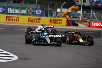 2024-07-05 - 44 HAMILTON Lewis (gbr), Mercedes AMG F1 Team W15, action 01 VERSTAPPEN Max (nld), Red Bull Racing RB20, action during the Formula 1 Qatar Airways British Grand Prix 2024, 12th round of the 2024 Formula One World Championship from July 5 to 7, 2024 on the Silverstone Circuit, in Silverstone, United Kingdom - F1 - BRITISH GRAND PRIX 2024 - FORMULA 1 - MOTORS