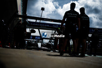 2024-07-05 - 44 HAMILTON Lewis (gbr), Mercedes AMG F1 Team W15, action pitstop during the Formula 1 Qatar Airways British Grand Prix 2024, 12th round of the 2024 Formula One World Championship from July 5 to 7, 2024 on the Silverstone Circuit, in Silverstone, United Kingdom - F1 - BRITISH GRAND PRIX 2024 - FORMULA 1 - MOTORS