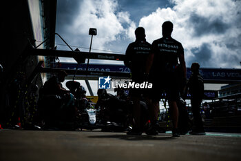 2024-07-05 - 44 HAMILTON Lewis (gbr), Mercedes AMG F1 Team W15, action pitstop during the Formula 1 Qatar Airways British Grand Prix 2024, 12th round of the 2024 Formula One World Championship from July 5 to 7, 2024 on the Silverstone Circuit, in Silverstone, United Kingdom - F1 - BRITISH GRAND PRIX 2024 - FORMULA 1 - MOTORS