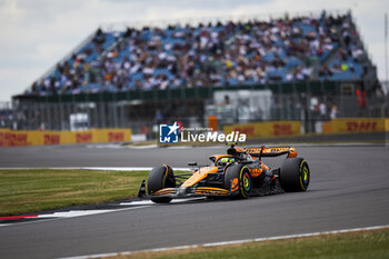 2024-07-05 - 04 NORRIS Lando (gbr), McLaren F1 Team MCL38, action during the Formula 1 Qatar Airways British Grand Prix 2024, 12th round of the 2024 Formula One World Championship from July 5 to 7, 2024 on the Silverstone Circuit, in Silverstone, United Kingdom - F1 - BRITISH GRAND PRIX 2024 - FORMULA 1 - MOTORS