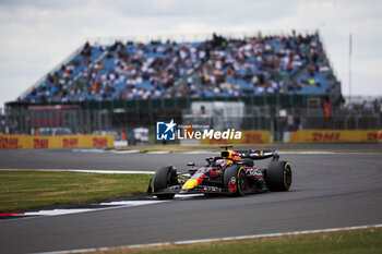 2024-07-05 - 01 VERSTAPPEN Max (nld), Red Bull Racing RB20, action during the Formula 1 Qatar Airways British Grand Prix 2024, 12th round of the 2024 Formula One World Championship from July 5 to 7, 2024 on the Silverstone Circuit, in Silverstone, United Kingdom - F1 - BRITISH GRAND PRIX 2024 - FORMULA 1 - MOTORS