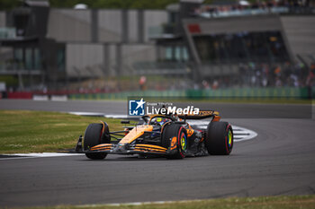 2024-07-05 - 81 PIASTRI Oscar (aus), McLaren F1 Team MCL38, action during the Formula 1 Qatar Airways British Grand Prix 2024, 12th round of the 2024 Formula One World Championship from July 5 to 7, 2024 on the Silverstone Circuit, in Silverstone, United Kingdom - F1 - BRITISH GRAND PRIX 2024 - FORMULA 1 - MOTORS