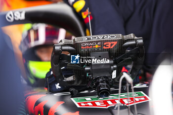 2024-07-05 - Red Bull Racing RB20, mechanical detail steering wheel, volant, during the Formula 1 Qatar Airways British Grand Prix 2024, 12th round of the 2024 Formula One World Championship from July 5 to 7, 2024 on the Silverstone Circuit, in Silverstone, United Kingdom - F1 - BRITISH GRAND PRIX 2024 - FORMULA 1 - MOTORS