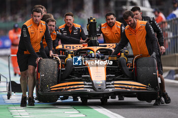 2024-07-05 - PIASTRI Oscar (aus), McLaren F1 Team MCL38, portrait during the Formula 1 Qatar Airways British Grand Prix 2024, 12th round of the 2024 Formula One World Championship from July 5 to 7, 2024 on the Silverstone Circuit, in Silverstone, United Kingdom - F1 - BRITISH GRAND PRIX 2024 - FORMULA 1 - MOTORS