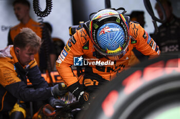 2024-07-05 - PIASTRI Oscar (aus), McLaren F1 Team MCL38, portrait during the Formula 1 Qatar Airways British Grand Prix 2024, 12th round of the 2024 Formula One World Championship from July 5 to 7, 2024 on the Silverstone Circuit, in Silverstone, United Kingdom - F1 - BRITISH GRAND PRIX 2024 - FORMULA 1 - MOTORS