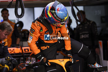 2024-07-05 - PIASTRI Oscar (aus), McLaren F1 Team MCL38, portrait during the Formula 1 Qatar Airways British Grand Prix 2024, 12th round of the 2024 Formula One World Championship from July 5 to 7, 2024 on the Silverstone Circuit, in Silverstone, United Kingdom - F1 - BRITISH GRAND PRIX 2024 - FORMULA 1 - MOTORS