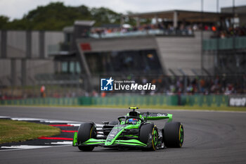 2024-07-05 - 24 ZHOU Guanyu (chi), Stake F1 Team Kick Sauber C44, action during the Formula 1 Qatar Airways British Grand Prix 2024, 12th round of the 2024 Formula One World Championship from July 5 to 7, 2024 on the Silverstone Circuit, in Silverstone, United Kingdom - F1 - BRITISH GRAND PRIX 2024 - FORMULA 1 - MOTORS