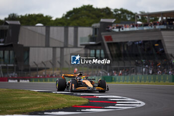 2024-07-05 - 81 PIASTRI Oscar (aus), McLaren F1 Team MCL38, action during the Formula 1 Qatar Airways British Grand Prix 2024, 12th round of the 2024 Formula One World Championship from July 5 to 7, 2024 on the Silverstone Circuit, in Silverstone, United Kingdom - F1 - BRITISH GRAND PRIX 2024 - FORMULA 1 - MOTORS