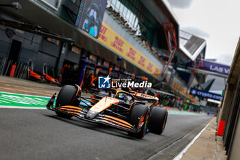 2024-07-05 - 81 PIASTRI Oscar (aus), McLaren F1 Team MCL38, action during the Formula 1 Qatar Airways British Grand Prix 2024, 12th round of the 2024 Formula One World Championship from July 5 to 7, 2024 on the Silverstone Circuit, in Silverstone, United Kingdom - F1 - BRITISH GRAND PRIX 2024 - FORMULA 1 - MOTORS