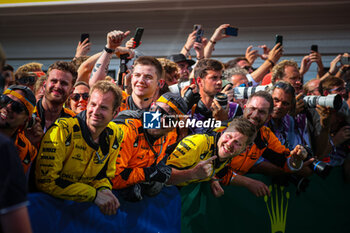 2024-07-21 - McLaren Mechanics during the Hungarian GP, Budapest 18-21 July 2024 Formula 1 World championship 2024. - FORMULA 1 HUNGARIAN GRAND PRIX 2024 - RACE - FORMULA 1 - MOTORS