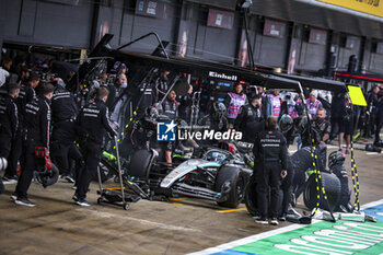 2024-07-06 - 63 RUSSELL George (gbr), Mercedes AMG F1 Team W15, action, pitlane, mechanic, mecanicien, mechanics during the Formula 1 Qatar Airways British Grand Prix 2024, 12th round of the 2024 Formula One World Championship from July 5 to 7, 2024 on the Silverstone Circuit, in Silverstone, United Kingdom - F1 - BRITISH GRAND PRIX 2024 - FORMULA 1 - MOTORS