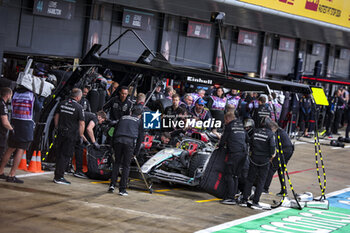 2024-07-06 - 44 HAMILTON Lewis (gbr), Mercedes AMG F1 Team W15, action, pitlane, mechanic, mecanicien, mechanics during the Formula 1 Qatar Airways British Grand Prix 2024, 12th round of the 2024 Formula One World Championship from July 5 to 7, 2024 on the Silverstone Circuit, in Silverstone, United Kingdom - F1 - BRITISH GRAND PRIX 2024 - FORMULA 1 - MOTORS