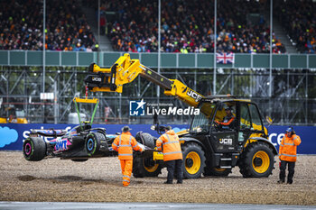 2024-07-06 - 10 GASLY Pierre (fra), Alpine F1 Team A524, action after a crash, accident, on gravel, marshall, commissaire de piste, marshal, marshalls, marshals during the Formula 1 Qatar Airways British Grand Prix 2024, 12th round of the 2024 Formula One World Championship from July 5 to 7, 2024 on the Silverstone Circuit, in Silverstone, United Kingdom - F1 - BRITISH GRAND PRIX 2024 - FORMULA 1 - MOTORS