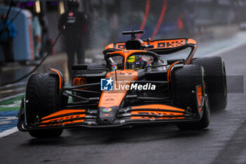 2024-07-06 - 81 PIASTRI Oscar (aus), McLaren F1 Team MCL38, action during the Formula 1 Qatar Airways British Grand Prix 2024, 12th round of the 2024 Formula One World Championship from July 5 to 7, 2024 on the Silverstone Circuit, in Silverstone, United Kingdom - F1 - BRITISH GRAND PRIX 2024 - FORMULA 1 - MOTORS