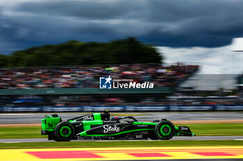 2024-07-06 - 24 ZHOU Guanyu (chi), Stake F1 Team Kick Sauber C44, action during the Formula 1 Qatar Airways British Grand Prix 2024, 12th round of the 2024 Formula One World Championship from July 5 to 7, 2024 on the Silverstone Circuit, in Silverstone, United Kingdom - F1 - BRITISH GRAND PRIX 2024 - FORMULA 1 - MOTORS