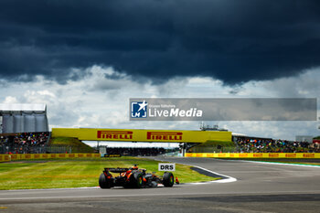 2024-07-06 - 81 PIASTRI Oscar (aus), McLaren F1 Team MCL38, action during the Formula 1 Qatar Airways British Grand Prix 2024, 12th round of the 2024 Formula One World Championship from July 5 to 7, 2024 on the Silverstone Circuit, in Silverstone, United Kingdom - F1 - BRITISH GRAND PRIX 2024 - FORMULA 1 - MOTORS