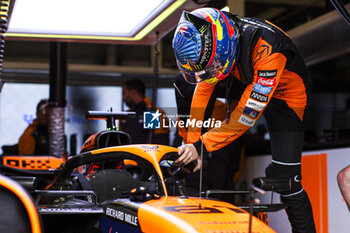 2024-07-06 - PIASTRI Oscar (aus), McLaren F1 Team MCL38, portrait during the Formula 1 Qatar Airways British Grand Prix 2024, 12th round of the 2024 Formula One World Championship from July 5 to 7, 2024 on the Silverstone Circuit, in Silverstone, United Kingdom - F1 - BRITISH GRAND PRIX 2024 - FORMULA 1 - MOTORS