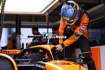 2024-07-06 - PIASTRI Oscar (aus), McLaren F1 Team MCL38, portrait during the Formula 1 Qatar Airways British Grand Prix 2024, 12th round of the 2024 Formula One World Championship from July 5 to 7, 2024 on the Silverstone Circuit, in Silverstone, United Kingdom - F1 - BRITISH GRAND PRIX 2024 - FORMULA 1 - MOTORS