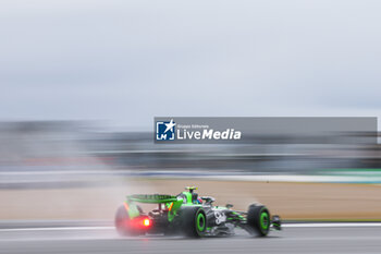 2024-07-06 - 24 ZHOU Guanyu (chi), Stake F1 Team Kick Sauber C44, action during the Formula 1 Qatar Airways British Grand Prix 2024, 12th round of the 2024 Formula One World Championship from July 5 to 7, 2024 on the Silverstone Circuit, in Silverstone, United Kingdom - F1 - BRITISH GRAND PRIX 2024 - FORMULA 1 - MOTORS