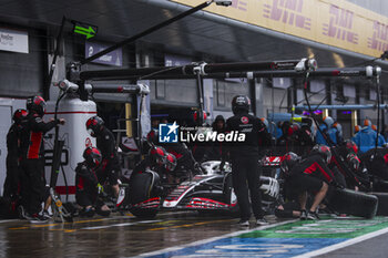 2024-07-06 - 27 HULKENBERG Nico (ger), Haas F1 Team VF-24 Ferrari, action during the Formula 1 Qatar Airways British Grand Prix 2024, 12th round of the 2024 Formula One World Championship from July 5 to 7, 2024 on the Silverstone Circuit, in Silverstone, United Kingdom - F1 - BRITISH GRAND PRIX 2024 - FORMULA 1 - MOTORS