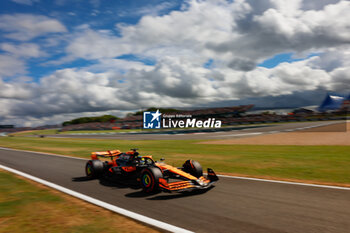 2024-07-06 - 81 PIASTRI Oscar (aus), McLaren F1 Team MCL38, action during the Formula 1 Qatar Airways British Grand Prix 2024, 12th round of the 2024 Formula One World Championship from July 5 to 7, 2024 on the Silverstone Circuit, in Silverstone, United Kingdom - F1 - BRITISH GRAND PRIX 2024 - FORMULA 1 - MOTORS