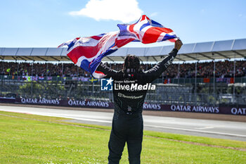 2024-07-07 - HAMILTON Lewis (gbr), Mercedes AMG F1 Team W15, portrait, celebrate his win with crowd, foule, fans, fan, spectators during the Formula 1 Qatar Airways British Grand Prix 2024, 12th round of the 2024 Formula One World Championship from July 5 to 7, 2024 on the Silverstone Circuit, in Silverstone, United Kingdom - F1 - BRITISH GRAND PRIX 2024 - FORMULA 1 - MOTORS