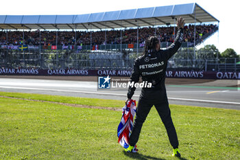 2024-07-07 - HAMILTON Lewis (gbr), Mercedes AMG F1 Team W15, portrait celebrate his win with crowd, foule, fans, fan, spectators during the Formula 1 Qatar Airways British Grand Prix 2024, 12th round of the 2024 Formula One World Championship from July 5 to 7, 2024 on the Silverstone Circuit, in Silverstone, United Kingdom - F1 - BRITISH GRAND PRIX 2024 - FORMULA 1 - MOTORS