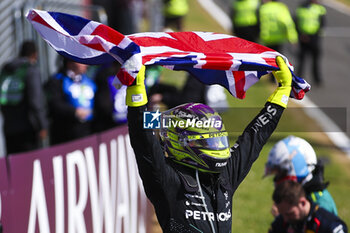 2024-07-07 - HAMILTON Lewis (gbr), Mercedes AMG F1 Team W15, portrait celebration during the Formula 1 Qatar Airways British Grand Prix 2024, 12th round of the 2024 Formula One World Championship from July 5 to 7, 2024 on the Silverstone Circuit, in Silverstone, United Kingdom - F1 - BRITISH GRAND PRIX 2024 - FORMULA 1 - MOTORS