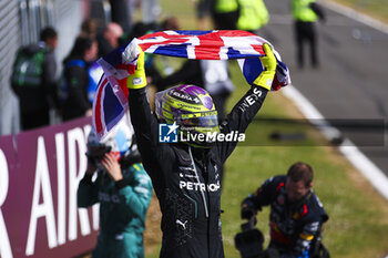 2024-07-07 - HAMILTON Lewis (gbr), Mercedes AMG F1 Team W15, portrait celebration during the Formula 1 Qatar Airways British Grand Prix 2024, 12th round of the 2024 Formula One World Championship from July 5 to 7, 2024 on the Silverstone Circuit, in Silverstone, United Kingdom - F1 - BRITISH GRAND PRIX 2024 - FORMULA 1 - MOTORS