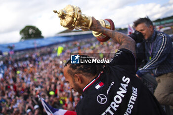 2024-07-07 - HAMILTON Lewis (gbr), Mercedes AMG F1 Team W15, portrait celebration with the fans during the Formula 1 Qatar Airways British Grand Prix 2024, 12th round of the 2024 Formula One World Championship from July 5 to 7, 2024 on the Silverstone Circuit, in Silverstone, United Kingdom - F1 - BRITISH GRAND PRIX 2024 - FORMULA 1 - MOTORS