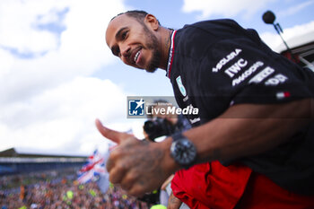 2024-07-07 - HAMILTON Lewis (gbr), Mercedes AMG F1 Team W15, portrait celebration with the fans during the Formula 1 Qatar Airways British Grand Prix 2024, 12th round of the 2024 Formula One World Championship from July 5 to 7, 2024 on the Silverstone Circuit, in Silverstone, United Kingdom - F1 - BRITISH GRAND PRIX 2024 - FORMULA 1 - MOTORS