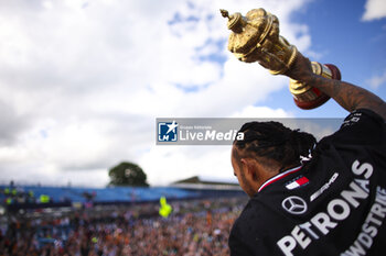 2024-07-07 - HAMILTON Lewis (gbr), Mercedes AMG F1 Team W15, portrait celebration with the fans during the Formula 1 Qatar Airways British Grand Prix 2024, 12th round of the 2024 Formula One World Championship from July 5 to 7, 2024 on the Silverstone Circuit, in Silverstone, United Kingdom - F1 - BRITISH GRAND PRIX 2024 - FORMULA 1 - MOTORS