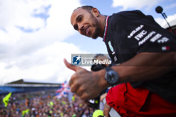 2024-07-07 - HAMILTON Lewis (gbr), Mercedes AMG F1 Team W15, portrait celebration with the fans during the Formula 1 Qatar Airways British Grand Prix 2024, 12th round of the 2024 Formula One World Championship from July 5 to 7, 2024 on the Silverstone Circuit, in Silverstone, United Kingdom - F1 - BRITISH GRAND PRIX 2024 - FORMULA 1 - MOTORS