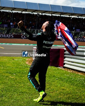 2024-07-07 - HAMILTON Lewis (gbr), Mercedes AMG F1 Team W15, celebrating victory, during the Formula 1 Qatar Airways British Grand Prix 2024, 12th round of the 2024 Formula One World Championship from July 5 to 7, 2024 on the Silverstone Circuit, in Silverstone, United Kingdom - F1 - BRITISH GRAND PRIX 2024 - FORMULA 1 - MOTORS