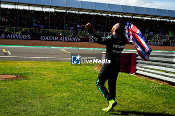 2024-07-07 - HAMILTON Lewis (gbr), Mercedes AMG F1 Team W15, celebrating victory, during the Formula 1 Qatar Airways British Grand Prix 2024, 12th round of the 2024 Formula One World Championship from July 5 to 7, 2024 on the Silverstone Circuit, in Silverstone, United Kingdom - F1 - BRITISH GRAND PRIX 2024 - FORMULA 1 - MOTORS