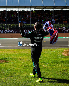 2024-07-07 - HAMILTON Lewis (gbr), Mercedes AMG F1 Team W15, celebrating victory, during the Formula 1 Qatar Airways British Grand Prix 2024, 12th round of the 2024 Formula One World Championship from July 5 to 7, 2024 on the Silverstone Circuit, in Silverstone, United Kingdom - F1 - BRITISH GRAND PRIX 2024 - FORMULA 1 - MOTORS