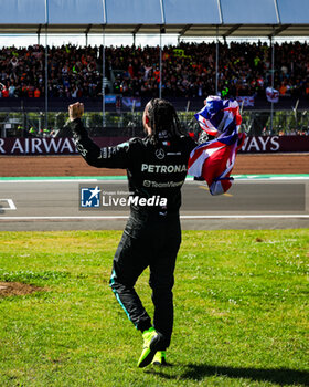 2024-07-07 - HAMILTON Lewis (gbr), Mercedes AMG F1 Team W15, celebrating victory, during the Formula 1 Qatar Airways British Grand Prix 2024, 12th round of the 2024 Formula One World Championship from July 5 to 7, 2024 on the Silverstone Circuit, in Silverstone, United Kingdom - F1 - BRITISH GRAND PRIX 2024 - FORMULA 1 - MOTORS