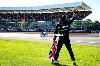 2024-07-07 - HAMILTON Lewis (gbr), Mercedes AMG F1 Team W15, celebrating victory, during the Formula 1 Qatar Airways British Grand Prix 2024, 12th round of the 2024 Formula One World Championship from July 5 to 7, 2024 on the Silverstone Circuit, in Silverstone, United Kingdom - F1 - BRITISH GRAND PRIX 2024 - FORMULA 1 - MOTORS