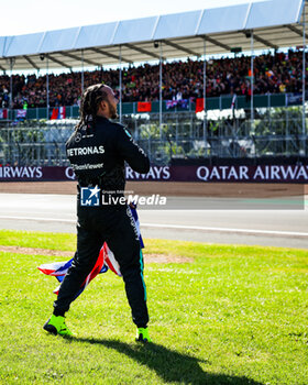 2024-07-07 - HAMILTON Lewis (gbr), Mercedes AMG F1 Team W15, celebrating victory, during the Formula 1 Qatar Airways British Grand Prix 2024, 12th round of the 2024 Formula One World Championship from July 5 to 7, 2024 on the Silverstone Circuit, in Silverstone, United Kingdom - F1 - BRITISH GRAND PRIX 2024 - FORMULA 1 - MOTORS