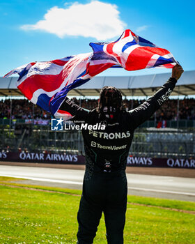 2024-07-07 - HAMILTON Lewis (gbr), Mercedes AMG F1 Team W15, celebrating victory, during the Formula 1 Qatar Airways British Grand Prix 2024, 12th round of the 2024 Formula One World Championship from July 5 to 7, 2024 on the Silverstone Circuit, in Silverstone, United Kingdom - F1 - BRITISH GRAND PRIX 2024 - FORMULA 1 - MOTORS