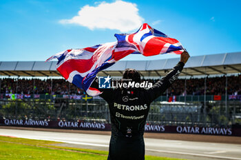 2024-07-07 - HAMILTON Lewis (gbr), Mercedes AMG F1 Team W15, celebrating victory, during the Formula 1 Qatar Airways British Grand Prix 2024, 12th round of the 2024 Formula One World Championship from July 5 to 7, 2024 on the Silverstone Circuit, in Silverstone, United Kingdom - F1 - BRITISH GRAND PRIX 2024 - FORMULA 1 - MOTORS