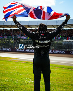 2024-07-07 - HAMILTON Lewis (gbr), Mercedes AMG F1 Team W15, celebrating victory, during the Formula 1 Qatar Airways British Grand Prix 2024, 12th round of the 2024 Formula One World Championship from July 5 to 7, 2024 on the Silverstone Circuit, in Silverstone, United Kingdom - F1 - BRITISH GRAND PRIX 2024 - FORMULA 1 - MOTORS